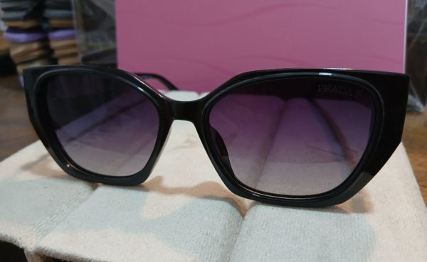 عینک آفتابی زنانه پلتریزه uv400برند پرادا - تصویر 1