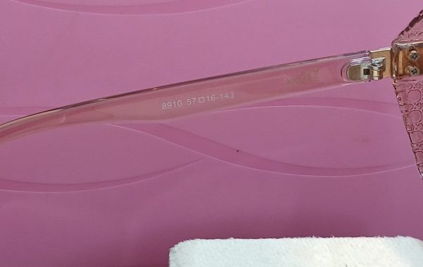 عینک آفتابی زنانه uv400 برند دیور - تصویر 2